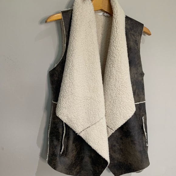 JACK BY BB DAKOTA GOODRICH FAUX SHEARLING VEST - Picture 4 of 6